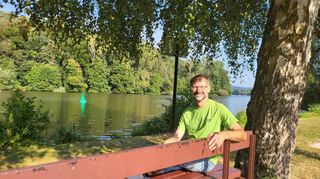 Sichtlich wohl fühlt sich Ortsvorsteher Detlev Dosch in Urphar. Besonders genießt er am Platz zwischen Bürgerhaus und Mai die Natur und die Ruhe.