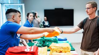 Der Ernst des Berufslebens begann bei der BASF am Montag mit der Einkleidung. Von den 650 Azubis sind die übergroße Mehrheit, 80 Prozent, männlich.