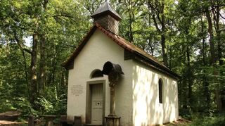Die Kapelle „Beim Fürstenbild“ ließ der katholische Pfarrer von Oesfeld, Andreas Huttner, 1932 errichten. Sie trägt die Aufschrift: „Anno Domini 1724 Franz Philipp von Schönborn Fürstbischof von Würzburg. . .“