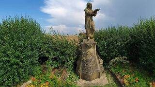 Am Ortsausgang von Löffelstelzen erinnert dieser Bildstock an den jähen Tod des Würzburger Fürstbischofs Graf von Schönborn vor 300 Jahren. Die fast lebensgroße Figur stellt den hl. Bruno dar, den Gründer des Karthäuserordens. Der Heilige in Ordenstracht hält ein Kreuz in Händen.