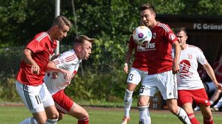 Beim FC Grünsfeld (hier in den roten Trikots in der Begegnung gegen den TSV Tauberbischofsheim) freut man sich auf das Spiel gegen den Drittligisten SV Sandhausen.