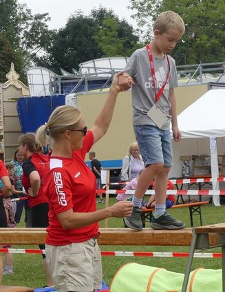 Eine knifflige Sache, der Balanceakt über den Turnbalken.