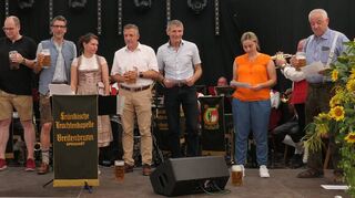 Viel Spaß hatten die Besucherinnen und Besucher beim 69. Heimat- und Quätschichfest in Kreuzwertheim. Die Ehrengäste stimmten auf der Bühne gemeinsam unter anderem das „Quätschichlied“ an.