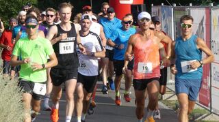 Schon beim Start an der Spitze des Feldes beim Zehn-Kilometer-Lauf sah man die späteren vier Erstplatzierten. Von links Sieger Felix Esterl (161), Jens Tremel (125) Platz vier, Tobias Rupp (19) Platz drei und Stefan Bender (37) Platz zwei.