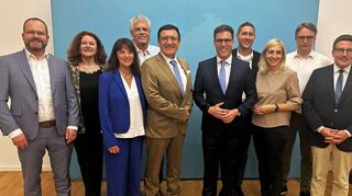 Der CDU-Landtagsfraktionsvorsitzende und CDU-Landesvorsitzende Manuel Hagel (Fünfter von rechts) mit MdL Wolfgang Reinhart (Fünfter von links), MdB Nina Warken (Dritte von rechts), Landrat Christoph Schauder (rechts), „Gastgeber“ Dr. Gunther Wobser (links) sowie den Initiatoren und Organisatoren der Veranstaltungsreihe „JU/CDU-Zukunftsdialog Lauda-Königshofen“.
