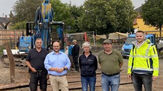 Ortsvorsteher Erich Bundschuh (linkes Bild von links), Bürgermeister Meikel Dörr, Heike Schubert vom städtischen Tiefbauamt, Horst Flicker von der Firma „HF Bauunternehmung“ und Bauleiter Marcel Volk vom Ingenieurbüro „Sack & Partner“ informierten über die Kanalarbeiten im Bereich des Feuerwehrhauses in Glashofen.