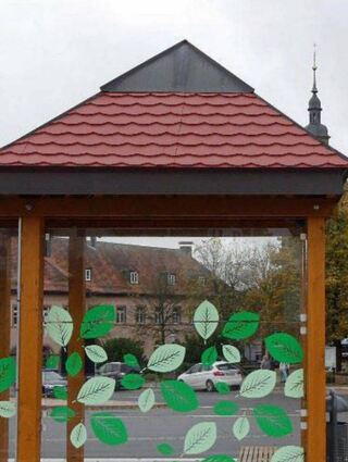 Die Stadt will sie durch neue, pflegeleichtere ersetzen wie am Busbahnhof.