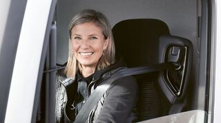 Karin Rådström am Steuer eines eActros.