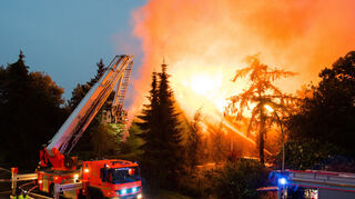 Zu einem Großeinsatz der Feuerwehr ist es am Mittwochabend an einem verlassenen Gebäude zwischen Eibelstadt und Ochsenfurt im Landkreis Würzburg gekommen. Die Kriminalpolizei geht von Brandstiftung aus. (Symbolbild)