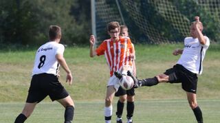 Der FC Creglingen (weiße Trikots) peilt gegen die SGM Hohebach/Rengershausen den zweiten Saisonsieg an.