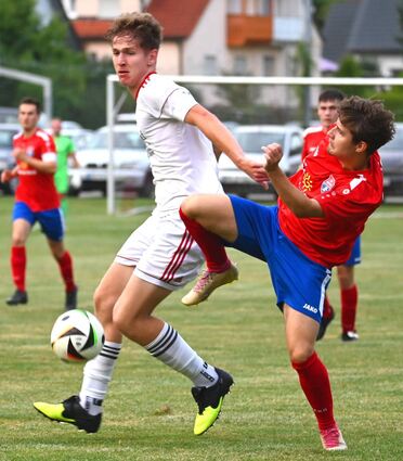 Aufsteiger SpG Erftal (rote Trikots) konnte sich bislang noch so verbiegen, zu Punkten in der Kreisliga hat es noch nicht gereicht. Das will man nun im Heimspiel gegen den TSV Buchen ändern.