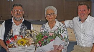 Josef und Rosemarie Wülk mit dem neuen Ortsvorsteher Torsten Frank (von links).
