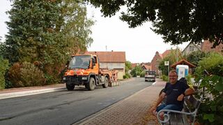 Die Fahrbahn der Ortsdurchfahrt Sachsenhausen wurde zur Freude von Ortsvorsteher Udo Beck zügig und zuverlässig erneuert. Der städtische Bauhof besserte im Zuge der dreiwöchigen Vollsperrung zudem Gehsteige und Bordsteine aus.