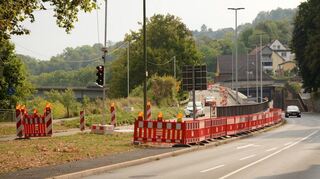 Die Stützmauern der Mainbrücke nach Kreuzwertheim werden seit Mitte April saniert. Die Strecke kann voraussichtlich ab Anfang Oktober wieder frei befahren werden.