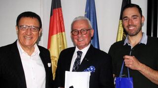 Für über vier Jahrzehnte Mitgliedschaft beim CDU-Kreisverband Main-Tauber sowie für vielfältiges politisches und gesellschaftliches Engagement wurde Rudolf („Rudi“) Walz (Mitte) aus Dittwar von MdL Professor Dr. Wolfgang Reinhart (links) im Beisein des CDU-Stadtverbandsvorsitzenden Benedikt Englert geehrt.