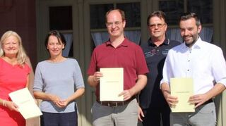 Bei der Übergabe (von links): Klaus Seidenspinner, Geschäftsführer Zweckverband Wasserversorgung Mittleres Taubertal (WVMT), Bürgermeisterin Anette Schmidt (Tauberbischofsheim), Regierungspräsidentin Susanne Bay, Bürgermeister Dr. Lukas Braun (Lauda-Königshofen), Jürgen Hofmann, Erster Bürgermeister-Stellvertreter (Grünsfeld), und Bürgermeister Johannes Leibold (Großrinderfeld).