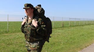 Zur militärischen Vorausbildung gehören auch Orientierungsmärsche.
