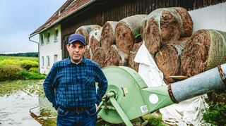 Die Terrasse steht unter Wasser, das Heut ist verfault: Bauer Alois auf seinem Hof bei Bad Wurzach.
