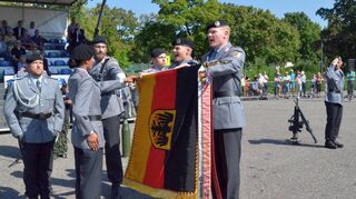 Ein besonderer Moment im Leben von Soldaten: Stellvertretend für die 19 Rekruten legten drei junge Soldatinnen und Soldaten den Eid auf die Truppenfahne des Panzerbataillons 363 ab.