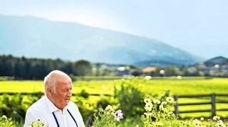 Hans Aichner baut in seinem Garten am Lechnerhof Gemüse, Kräuter und Blumen an.