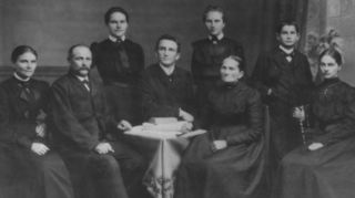 Ein Bild von Alois Grimm inmitten seiner Familie: (von links) Rosa, Vater Franz Alois Grimm, Theresia (später Schwester Clemens Maria), Alois Grimm, Maria (Schwester Agnata), Mutter Maria Theresia, geborene Düll, Alfons sowie Anna.