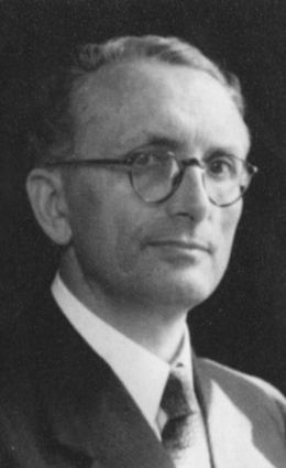 Mit einem Gedenkstein wird in der Stadt Külsheim an den von den Nationalsozialisten ermordeten Pater Alois Grimm (links) erinnert.