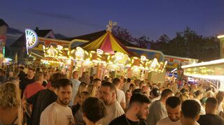 Kaum ein Durchkommen auf dem Schützenmarkt am Samstagabend. Die Organisatoren und Schausteller sind mit dem Verlauf sehr zufrieden.