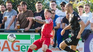 Jan Reuther (im roten Trikot) sorgte für das Goldene Tor für den VfR Gommersdorf, mit dem der Landesligist die Profis des SV Waldhof aus dem Pokal warf.