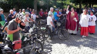 Pater Josef Bregula segnete die Fahrräder und erteilte den Teilnehmern den Reisesegen.