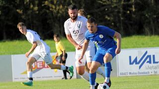 Grund zum Zunge rausstrecken hatte Konstantin Schiler (blaues Trikot) genug: Er schoss im Spitzenspiel gegen Schloßau/Donebach vier Tore.