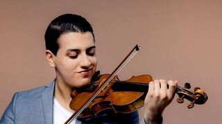 Sandro Roy lässt die Horizonte von Klassik und Jazz auf seiner Violine zu einem ästhetisch-virtuosen Stil verschmelzen.