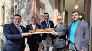 Mit einem Festgottesdienst und der symbolischen Schlüsselübergabe wurde der Umbau des Rathauses in das künftige Gemeindezentrum abgeschlossen. Über das Leuchtturmprojekt freuen sich (von links) Landrat Christoph Schauder, Christoph Neubrand, Generalvikar der Erzdiözese Freiburg, Bürgermeister Johannes Leibold, Pfarrer Samulski und Pfarrer Arul von der Seelsorgeeinheit Großrinderfeld-Werbach.