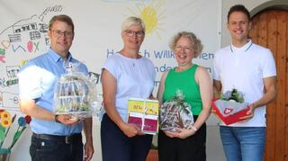 Pfarrer Philipp Tecklenburg, Geschäftsführerin der Kindertagesstätten, Vera Herzog, und Bürgermeister Benjamin Czernin (von links) sind sich einig: Leiterin Susanne Schrodt (Zweite von rechts) ist ein Glücksfall für den Kindergarten.