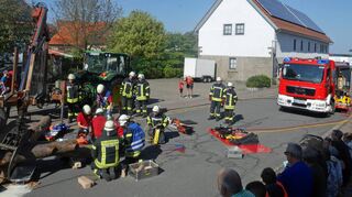 Bei einer Schauübung zeigten der DRK-Ortsverein Höpfingen und die Abteilungsfeuerwehren Höpfingen und Waldstetten ihr Können.