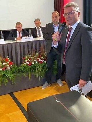 Dr. Achim Brötel stellt in Kloster Seeon Markus Söder eine Frage.