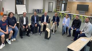 Moderne Lernatmosphäre auf jedem Quadratmeter Schule: BGB-Schulleiter Jochen Schwab (Mitte) freut sich unter anderem zusammen mit Bürgermeister Roland Burger (rechts daneben) über ein „Gymnasium auf der Höhe der Zeit“.