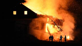 Die Scheune nahe Schäftersheim ist am Montagabend ein Raub der Flammen geworden.