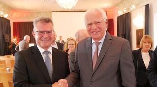 Der Alte und der Neue: Reinhard Sager gratuliert am Dienstag dem Buchener Dr. Achim Brötel zur Wahl zum Präsidenten des Deutschen Landkreistags.
