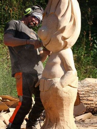 Die „Chainsaw Brothers“ fertigten wahre Kunstwerke.