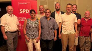 Wahlen und Ehrung beim SPD-Ortsverein Tauberbischofsheim: Das Bild zeigt (von links) den Kreisvorsitzenden Thomas Kraft und die Vorstandsmitglieder Ina Bieger-Hasenkopf, Stephan Laue, Gernot Seitz, Stefan Konietzny, Julian Zwerger, Alexander Geuking, Werner Block und Magdalena Schneider mit Kevin Leiser, MdB. Gernot Seitz wurde zudem für seine 50-jährige Mitgliedschaft in der SPD ausgezeichnet.