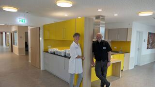 Martin Leynar und Yvonne Frenzel-Tafili freuen sich auf den Umzug in den Ersatzneubau des „Wohnstift Hofgarten“. Dafür ist viel zu organisieren.
