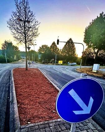 Die Verkehrsinseln (links) werden noch bepflanzt, Landrat Christoph Schauder und Bürgermeisterin Anette Schmidt bei der Baustellenbesichtigung am Montag (Mitte) sowie einer der Ampeln, die die Überquerung der Tauberbrücke in Hochhausen regelten.