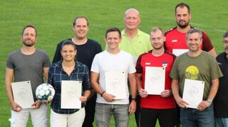 Für langjährige Treue wurden durch Hubert Dick (rechts) mit der Spielehrennadel ausgezeichnet: (von links) Benjamin Gans (silber), Kristin Stark (silber), Kai Grottenthaler (gold), Benjamin Böttcher (silber), Alfred Pflugfelder (bronze), Pascal Hofmann (bronze), Markus Bünte (silber) sowie Ralph Merkert (Vereinsehrennadel in Silber).