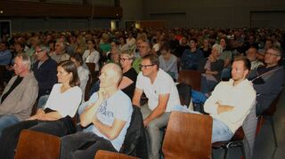 Die Königheimer Brehmbachtalhalle war am Dienstag bei der öffentlichen Kandidatenvorstellung zur Bürgermeisterwahl am 22. September proppenvoll. Ludger Krug und Ralf Dörr stellten nicht nur sich und ihre Ziele im Falle einer Wahl vor, sondern standen den Bürgern und Bürgerinnen auch Rede und Antwort.