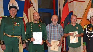 Im Rahmen des Abends wurden drei verdiente aktive Mitglieder des Historischen Schützen-Corps’ geehrt (von links): Vorsitzender Hauptmann Andreas Schweizer, Janusz Szyperski (zehn Jahre), Engelbert Löhr (45 Jahre), Klaus Schmidt (40 Jahre), Oberst Jürgen Rosenäcker und Oberleutnant und zweiter Vorsitzender Nikolaus Schmidt.