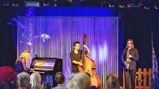 Die Band „Jessicats“ besteht aus Victoria Pohl am Piano, Carolin Heuser am Altsaxophon und Sabrina Damiani am Bass.