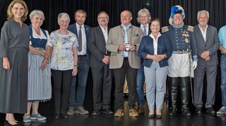 Für ihr besonderes Engagement sind zehn Bürgerinnen und Bürger mit der Heimatmedaille Baden-Württemberg 2024 ausgezeichnet worden. Unter den Ausgezeichneten sind Felicitas Zemelka aus Hettigenbeuern (Achte von links) und Gerhard Schäfer aus Wagenschwend (Sechster von links).