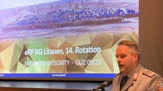 Eloquent und informativ: Oberstleutnant Andreas Kirchner referierte in der Hardheimer Erftalhalle über den einsatz „seines“ Panzerbataillons 363 aus Hardheim in Litauen. Zahlreiche Zuschauer hörten interessiert zu und stellten Fragen.