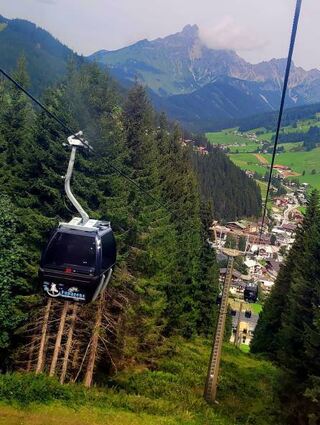 Mit der Papagenobahn geht es hoch auf 1600 Meter.