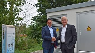 Bernd Nagel (rechts), der Geschäftsführer des Hermann Geuder Elektrizitätswerkes in Elpersheim, übergibt das Stromnetz im Ort zum Jahreswechsel an das Überlandwerk Schäftersheim, dessen Geschäftsführer Volker Hofmann (links) ist.